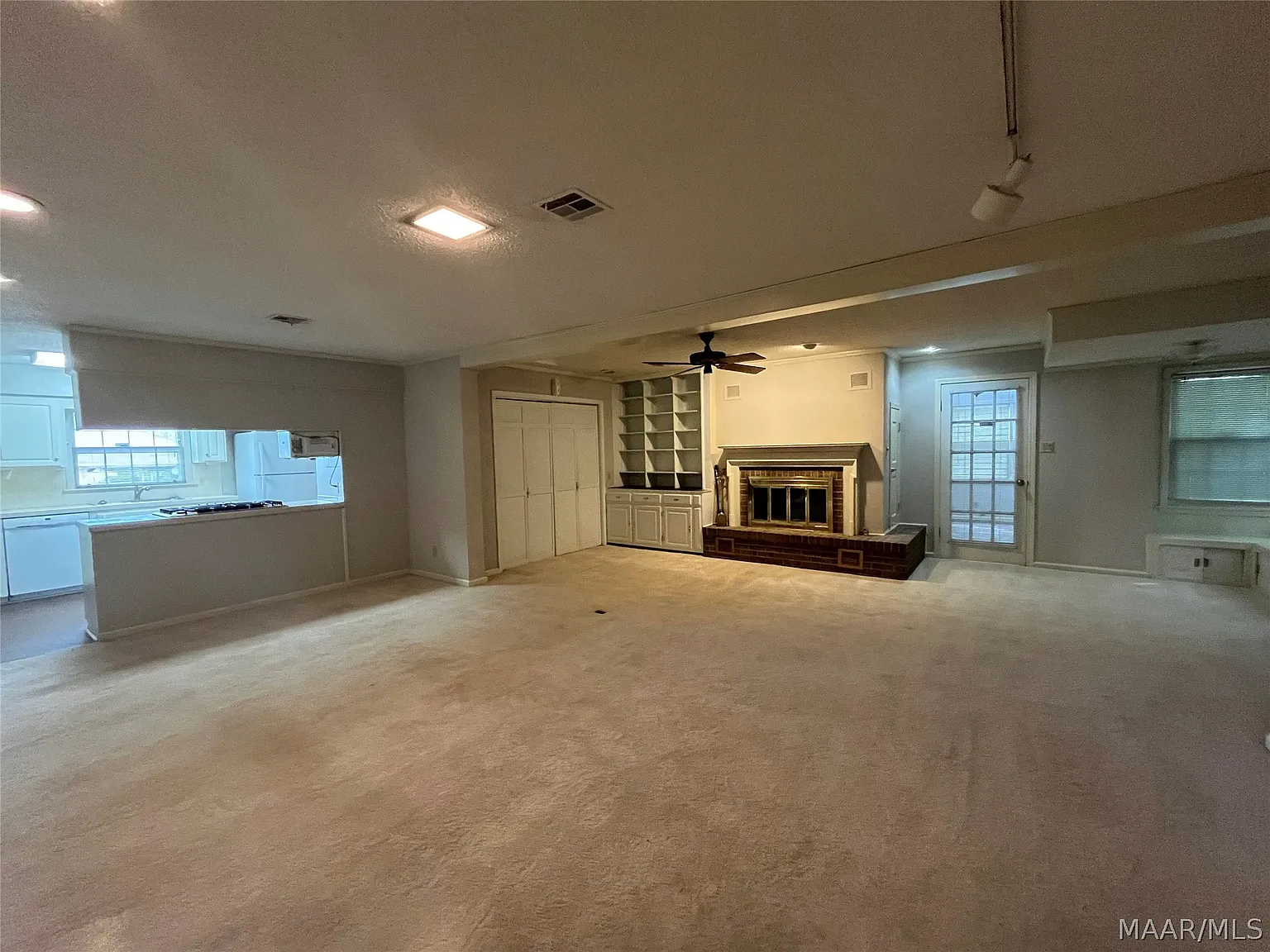3 bed, 2.0 bath, 2290 sqft, $1,300 — Photo 2