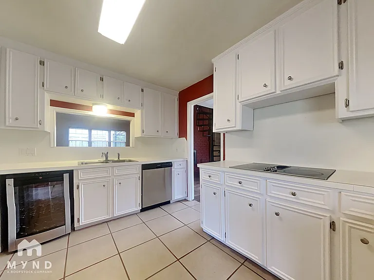 2103 Woodland Springs St — Photo 4