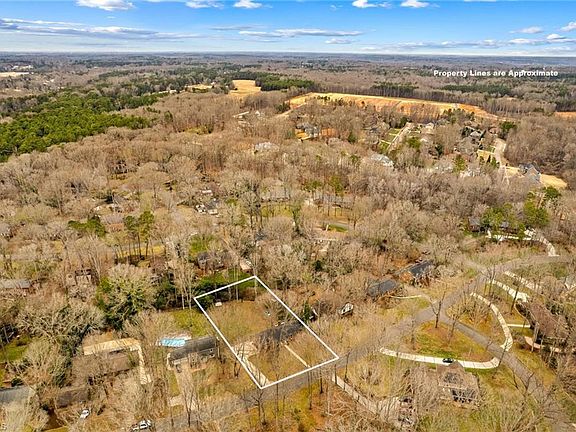 3rd image of 326 Camelot Dr