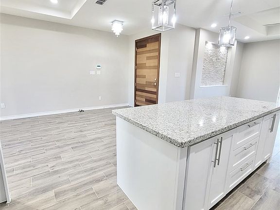 5th image of 2204 Los Pinos Dr
