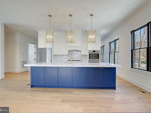 5th image of 3622 Edgemont St