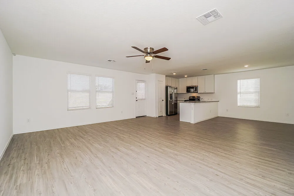 4 bed, 2.5 bath, 1950 sqft, $1,785 — Photo 4