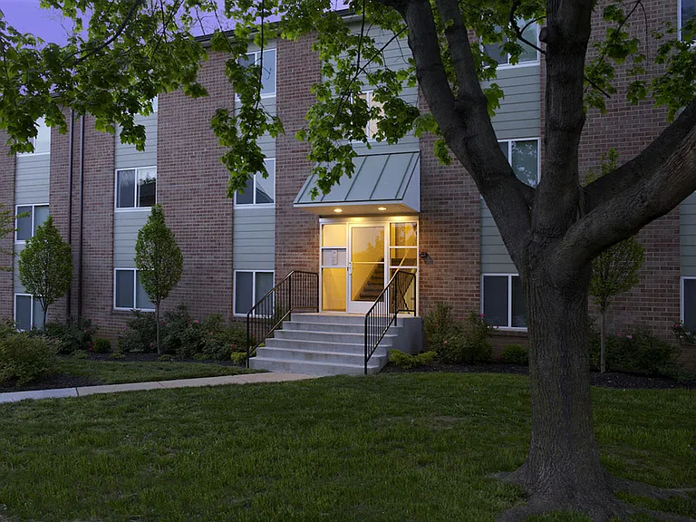 Lansdowne Station Apartments — Photo 9