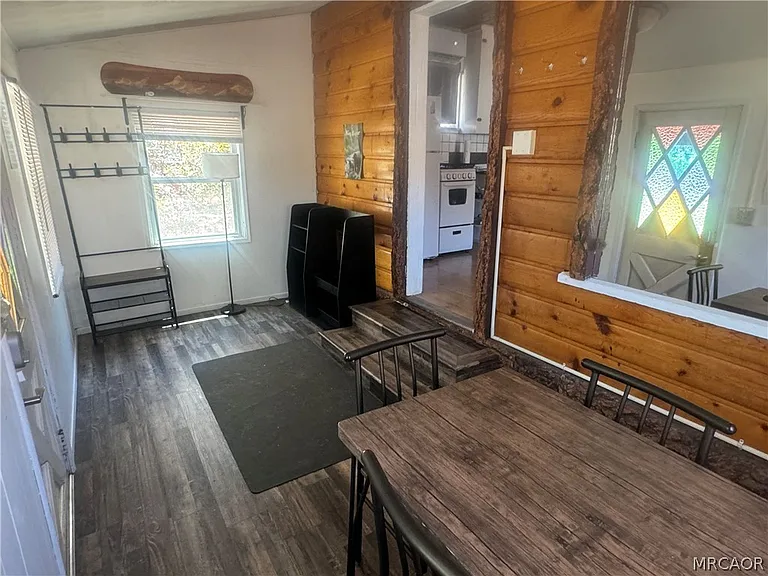 208 E Mountain View Blvd — Photo 3