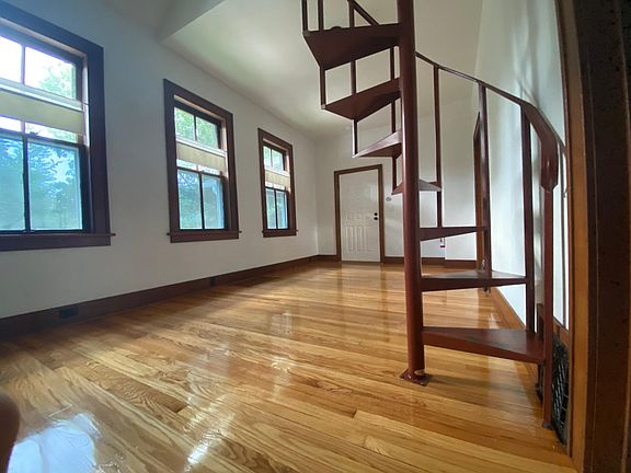 4th image of 227 Woodward Ave
