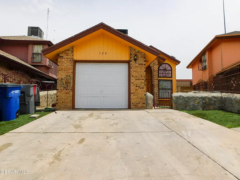 726 Medina St — Photo 3
