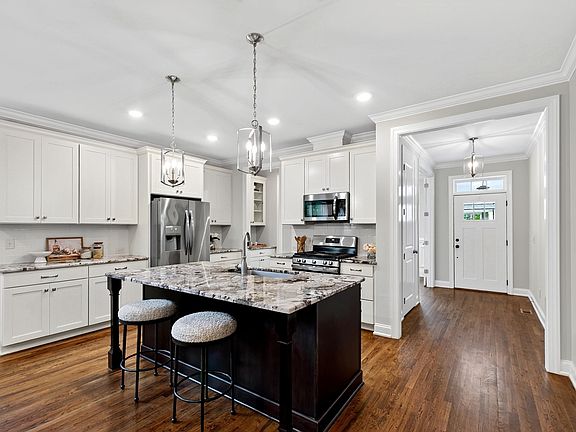2nd image of 929 Groveview Wynd