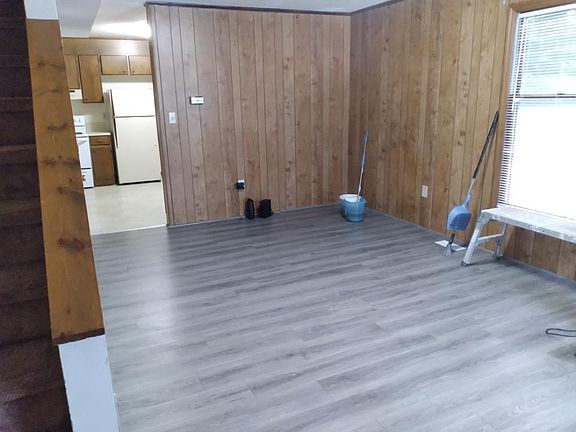 Main room next to the Kitchen (24')