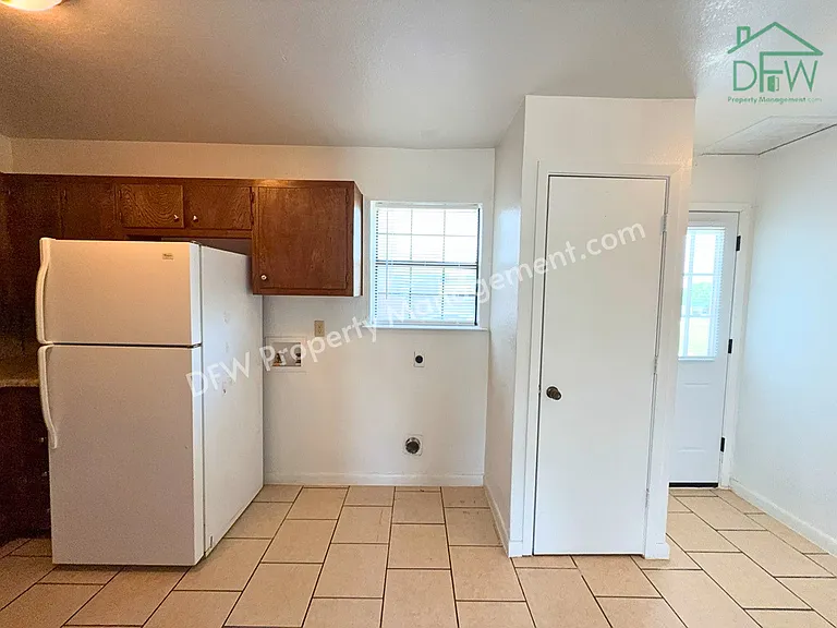 807 W Walnut St #C4 — Photo 8