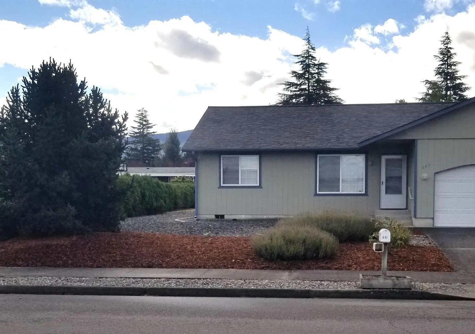 697 E Fir St — Photo 3