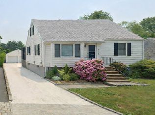 915 S Pine Creek Rd, Fairfield, CT 06824