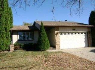 1602 Longwood Dr, Sycamore, IL 60178