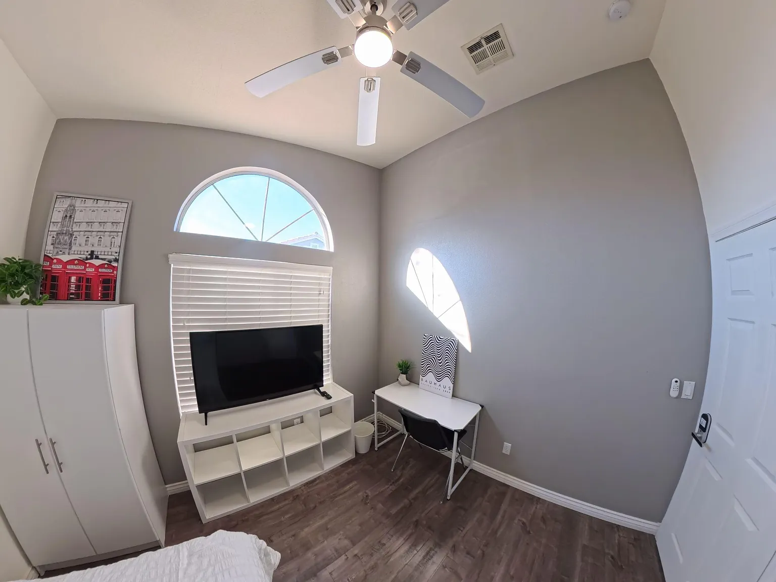 4 bed, 2.5 bath, 1967 sqft, $992 — Photo 3
