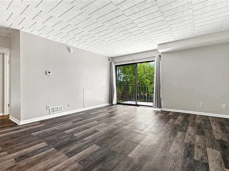 533 Forest Green Dr — Photo 4