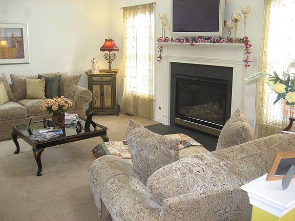 Two Story Fam Room with gas FP