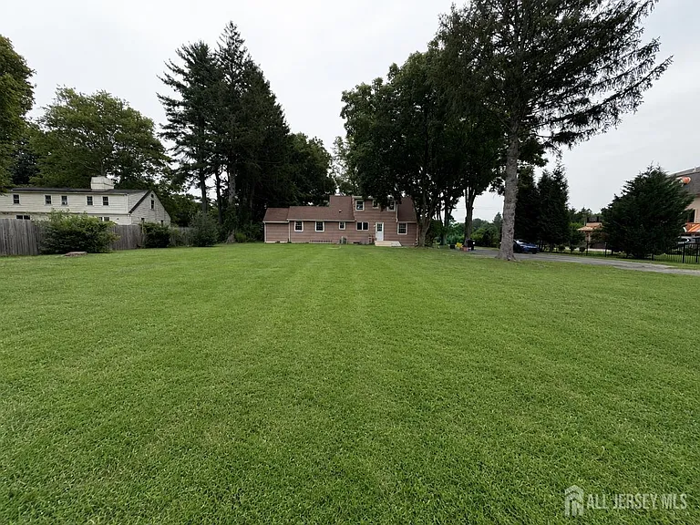 580 Village Rd W — Photo 4