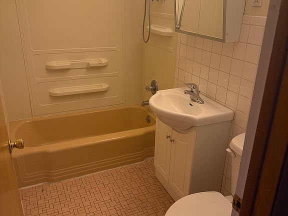 3rd image of 604 N Ardmore Ave APT 1W