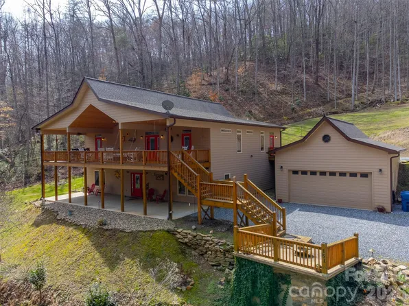 151 High Grove Pkwy, Whittier, NC 28789