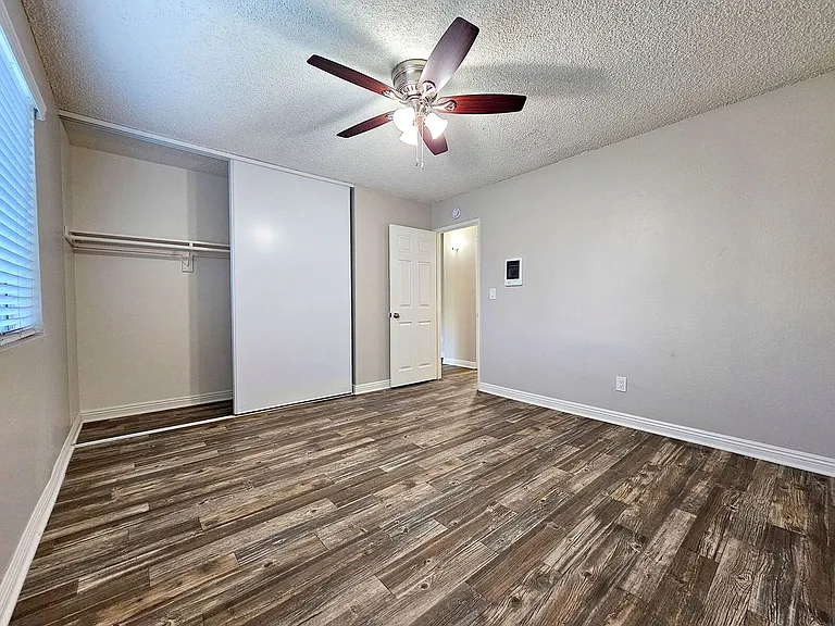 Sandalwood Apartments — Photo 19