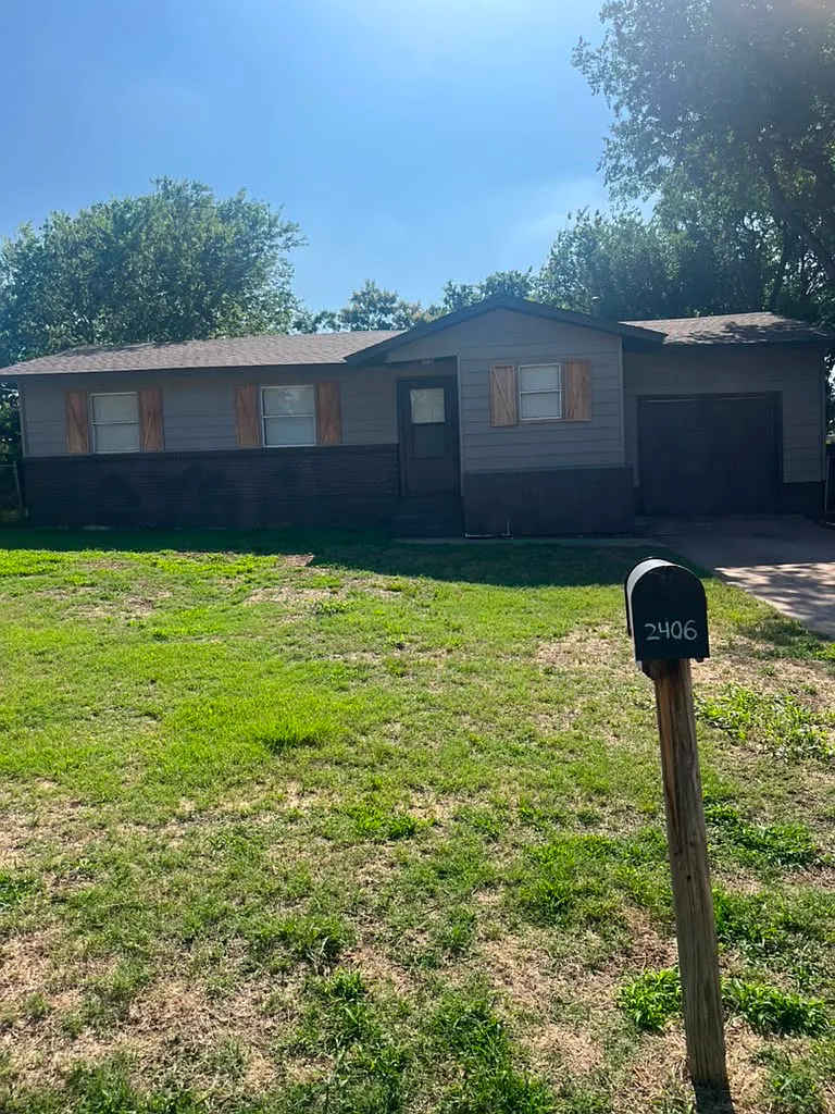 3 bed, 936 sqft, $950 — Photo 1