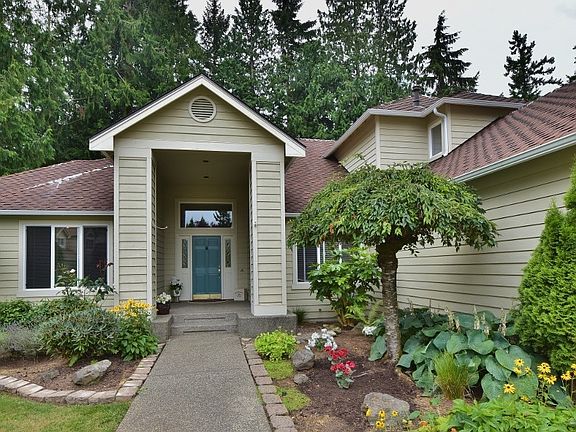 Entry w/welcoming landscaping