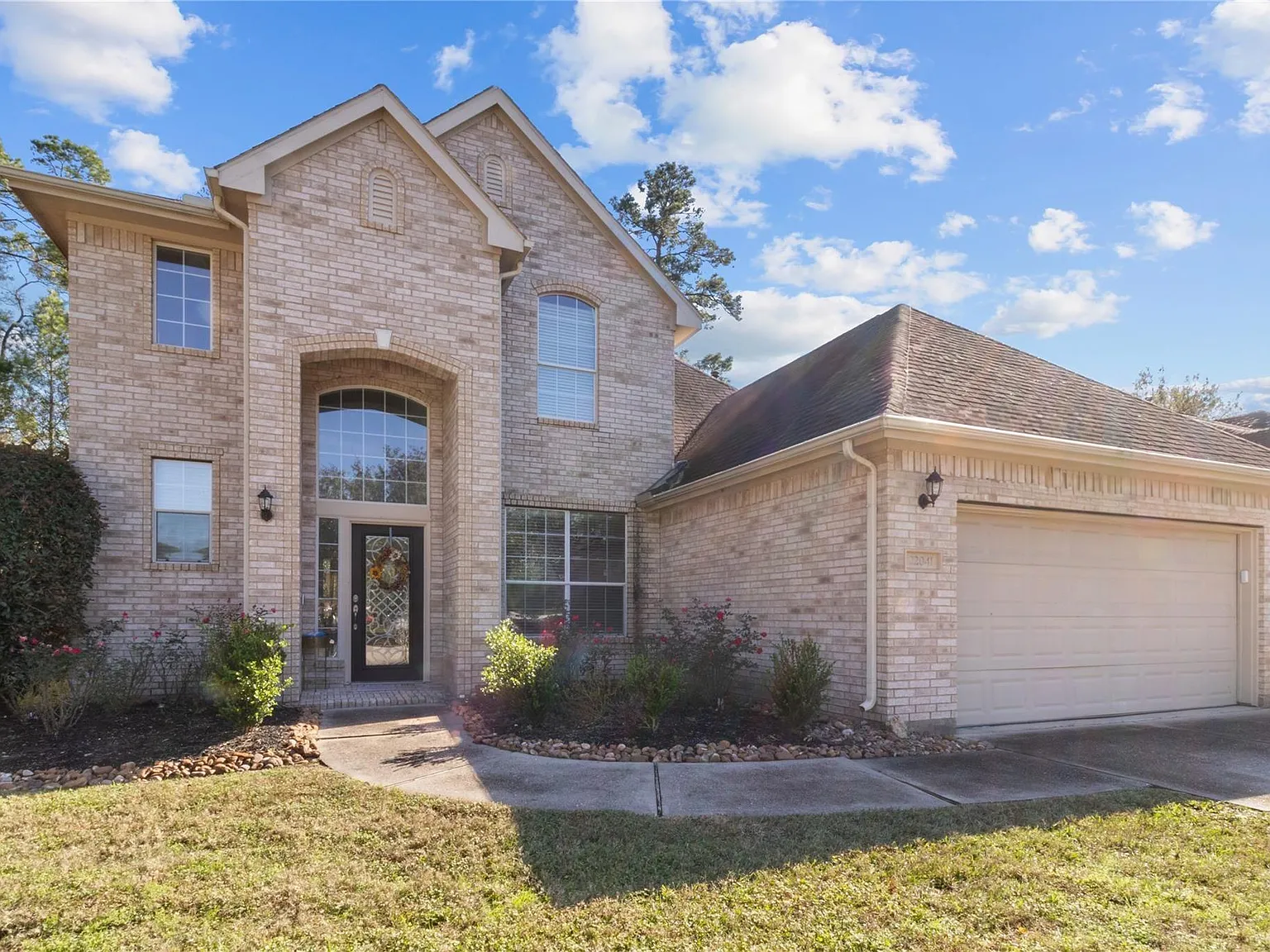 4 bed, 2.5 bath, 2493 sqft, $2,300 — Photo 2