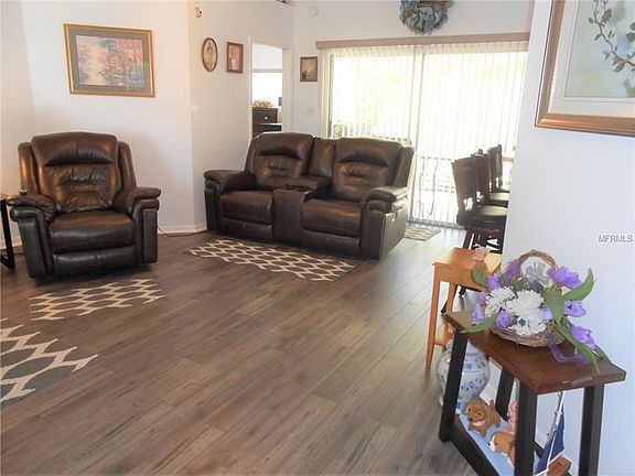 3rd image of 1025 Canary Cir S