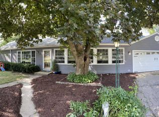 201 Lakewood Dr, Oakwood Hills, IL 60013