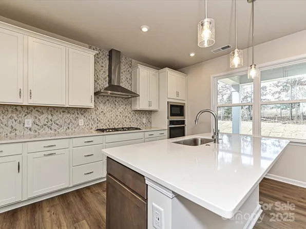 8021 Franklin Trail St, Charlotte, NC 28227