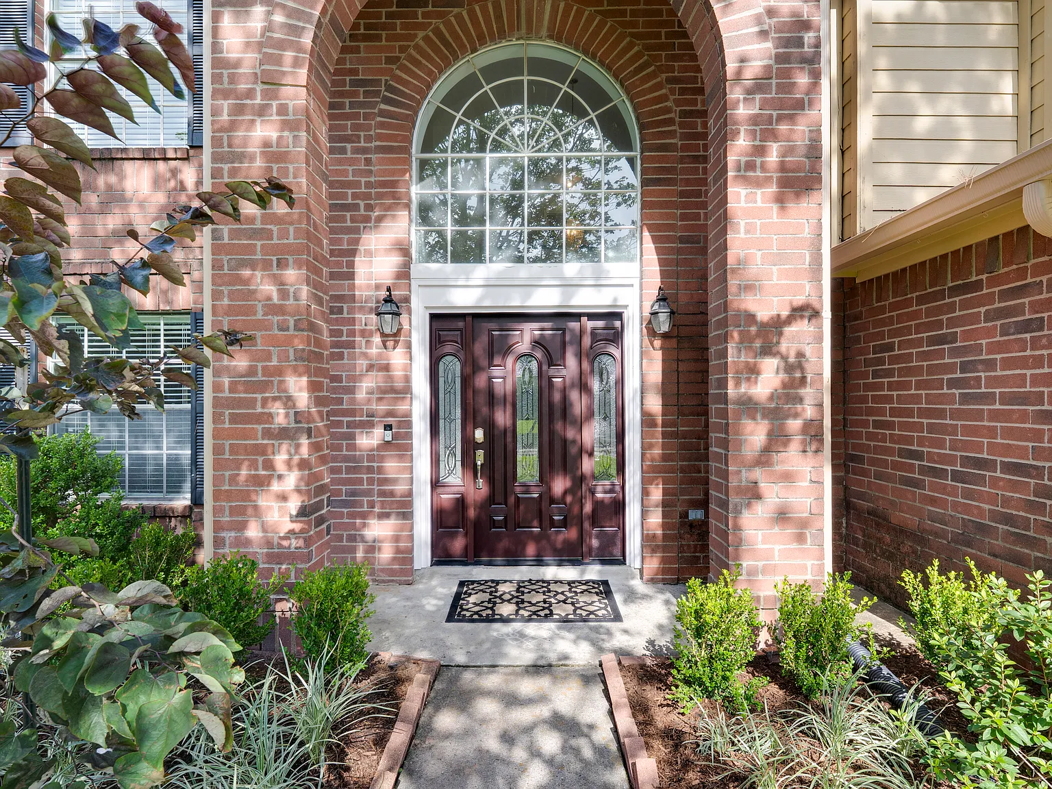 4 bed, 2.5 bath, 2579 sqft, $2,495 — Photo 2