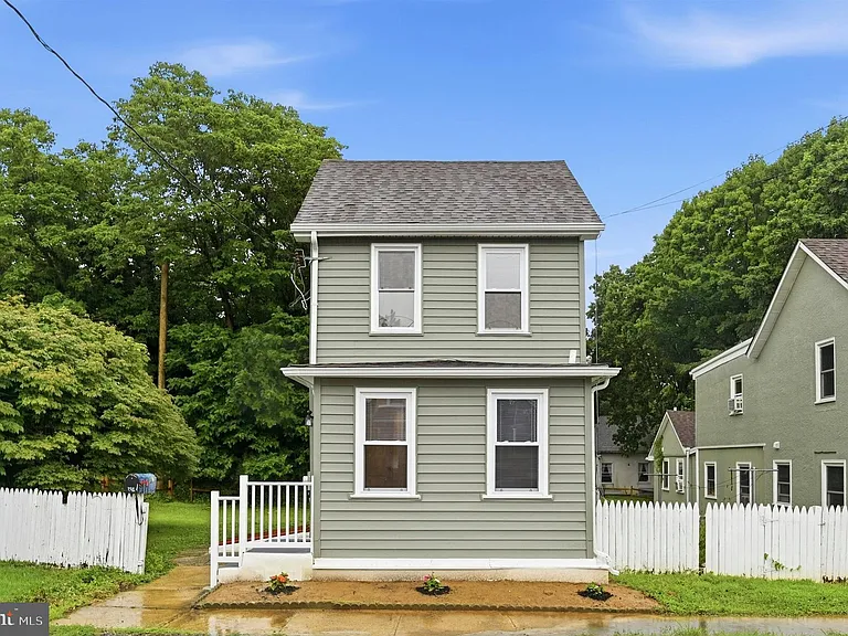 705 Forrest Ave — Photo 1