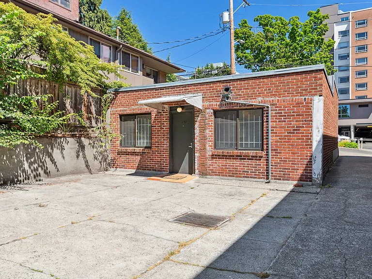 100 W Olympic Pl — Photo 17