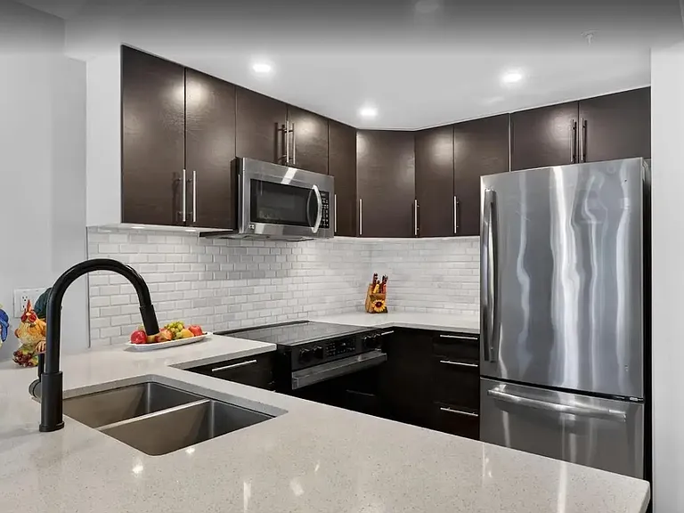 811 Helmcken St #1 — Photo 4