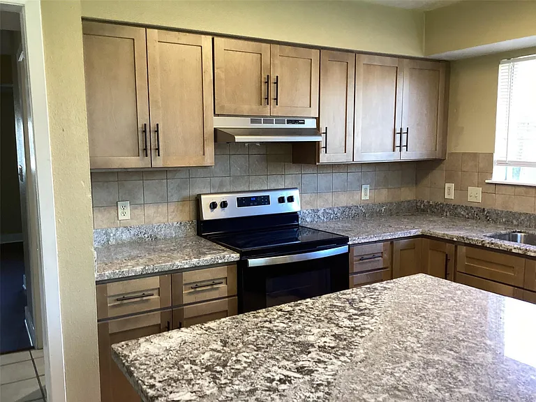 15831 Bazelbriar Ln — Photo 29