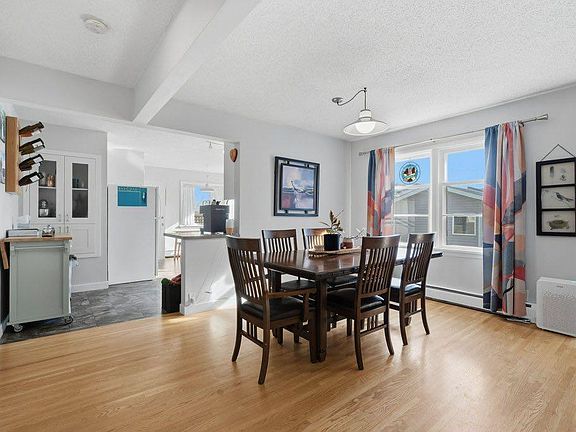 3rd image of 3239 N Kenmare Cres SW