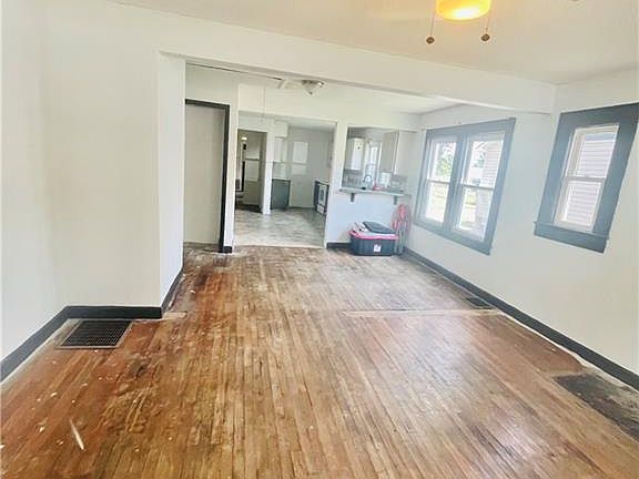 3rd image of 608 Unity St