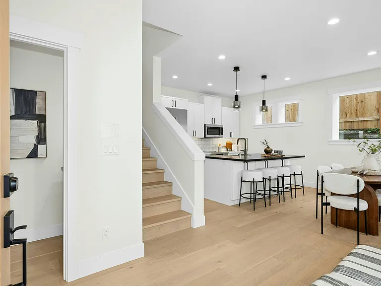 636 11th Ave — Photo 15