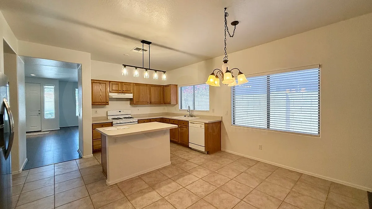 3 bed, 2.0 bath, 2011 sqft, $1,899 — Photo 4