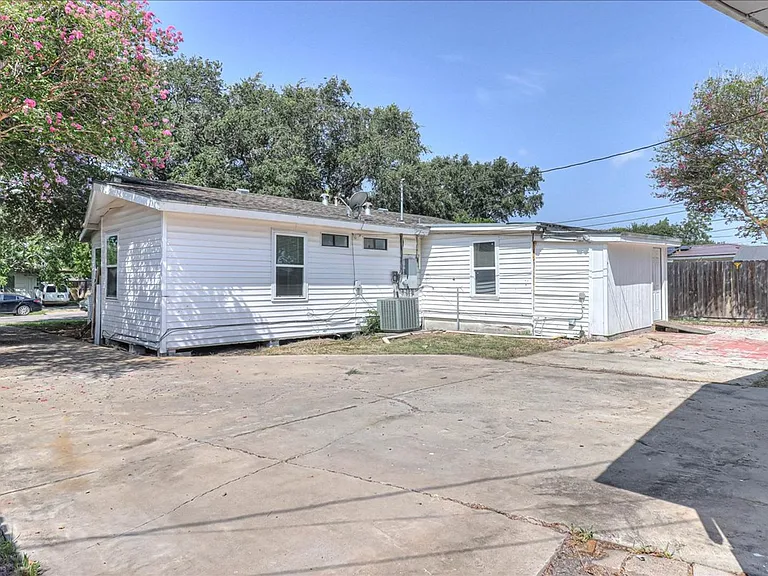 6046 Hugo Dr — Photo 40