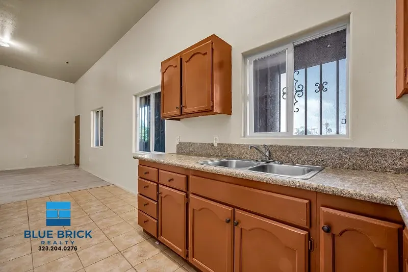 Spacious 5 Bedroom 2 Bath in South Los Angeles — Photo 2