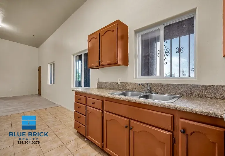 5869 S Figueroa St #3 — Photo 2