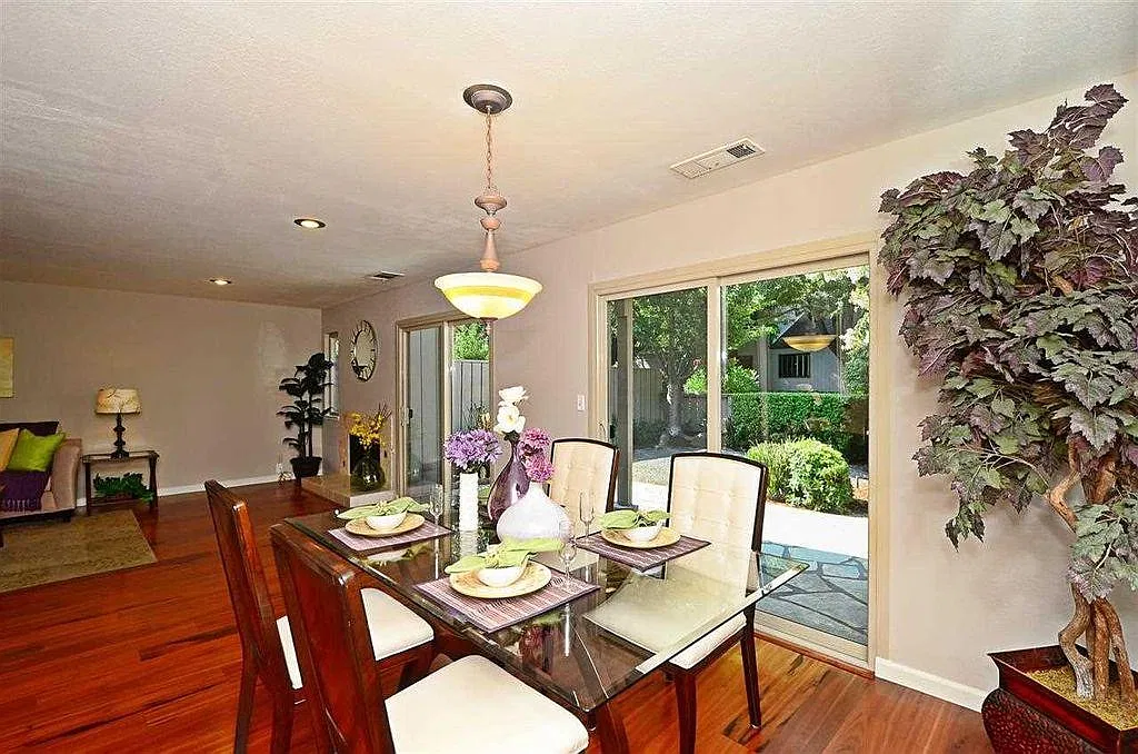4 bed, 2.5 bath, 2047 sqft, $3,000 — Photo 4