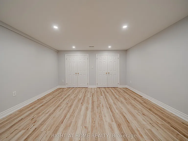 3 Glenayr Rd #LOWER — Photo 30