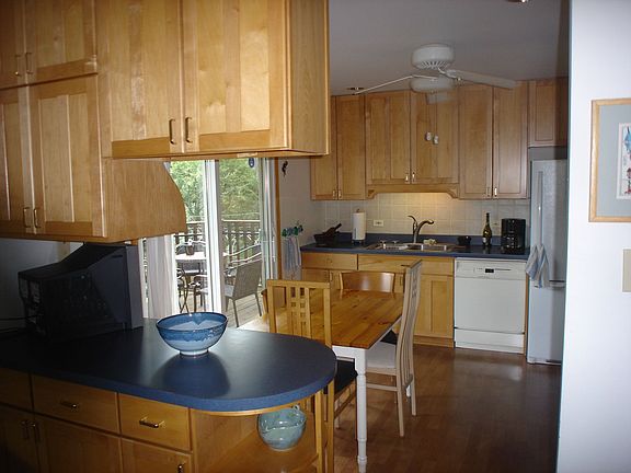 Kitchen w/Custom Cabinets