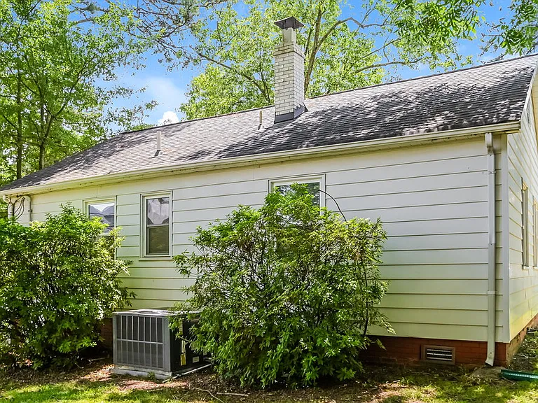 2400 Morton St — Photo 16
