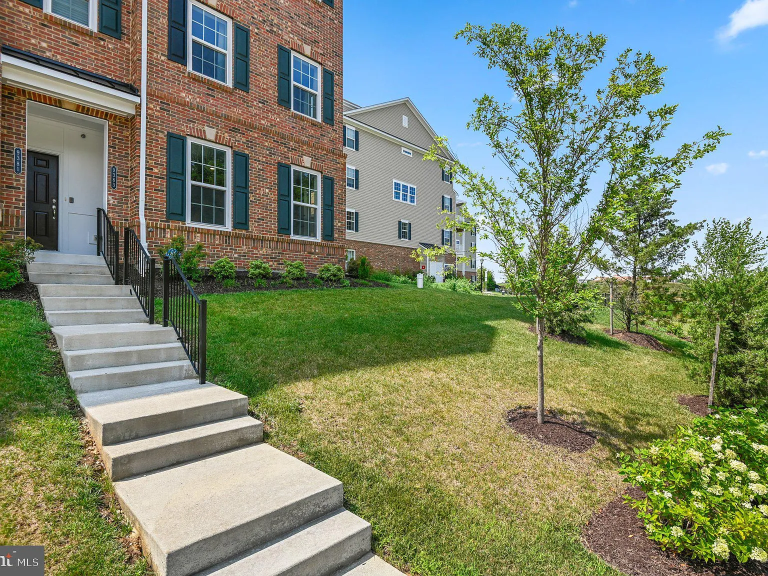 2 bed, 2.5 bath, 1709 sqft, $3,000 — Photo 2