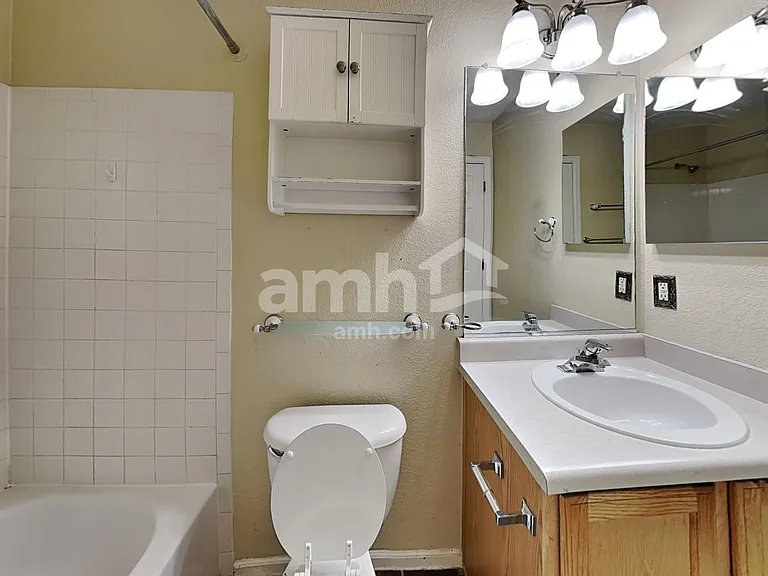 4051 N Orleans St — Photo 18
