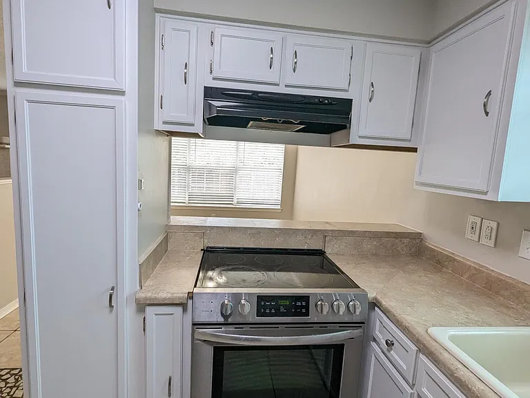 1625 Campbell Dr N — Photo 8