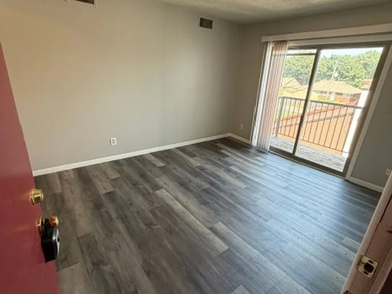 2228 S Oliver Ave — Photo 8