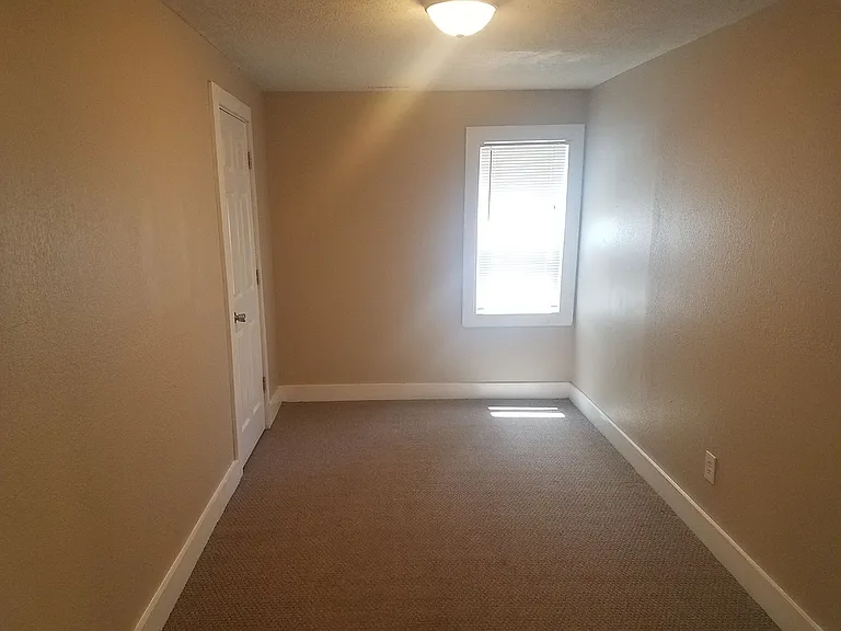 916 N Hill St — Photo 10